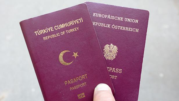 Viele eingebürgerte Türken haben zwei Pässe
