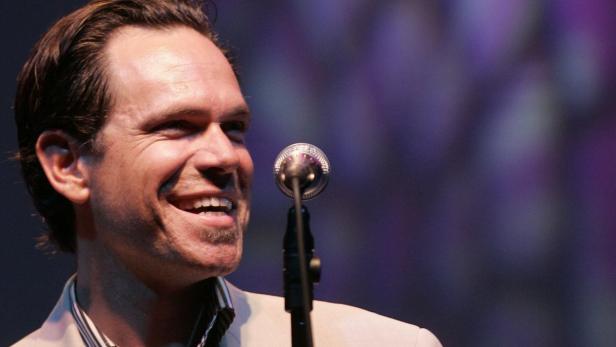 Jazz musician Kurt Elling of the U.S performs during the Pontevedra Jazz Festival in northwestern Spain July 23, 2007. REUTERS/Miguel Vidal (SPAIN)