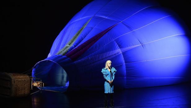 Der Heißluftballon ist im Bühnenbild ständig dominant: Susanne Wolff als &quot;Clavigo&quot; in der Produktion der Salzburger Festspiele, die am Montag Premiere hatte.