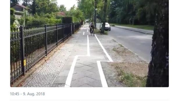 Ein Radfahrer fährt auf einem markierten Radweg in der Leo-Baeck-Straße in Berlin-Zehlendorf.