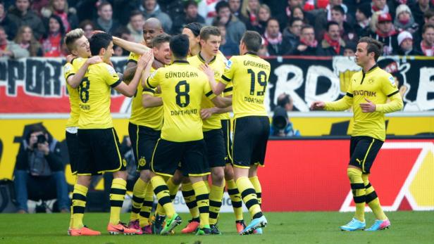 epa03645265 Dortmund&#039;s players celebrate after scoring the opening goal during the match VfB Stuttgart - Borussia Dortmund in the Mercedes Benz-Arena in Stuttgart, Germany, 30 March 2013. (ATTENTION: EMBARGO CONDITIONS! The DFL permits the further utilisation of up to 15 pictures only (no sequntial pictures or video-similar series of pictures allowed) via the internet and online media during the match (including halftime), taken from inside the stadium and/or prior to the start of the match. The DFL permits the unrestricted transmission of digitised recordings during the match exclusively for internal editorial processing only (e.g. via picture picture databases) EPA/MARIJAN MURAT