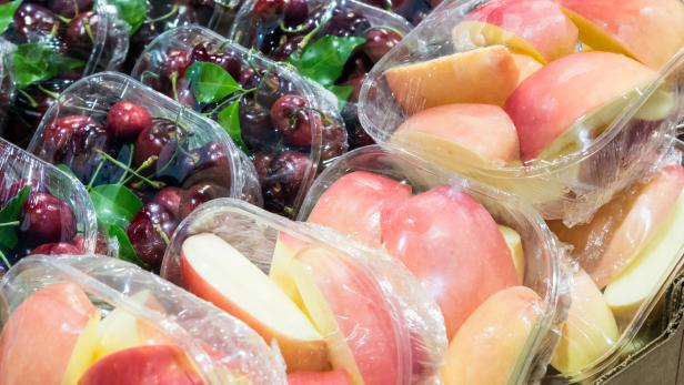 Obst findet man im Supermarkt häufig ausschließlich in Plastik verpackt.