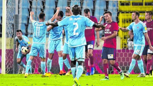 Fußballspieler jubeln nach einem Tor während eines Fußballspiels.