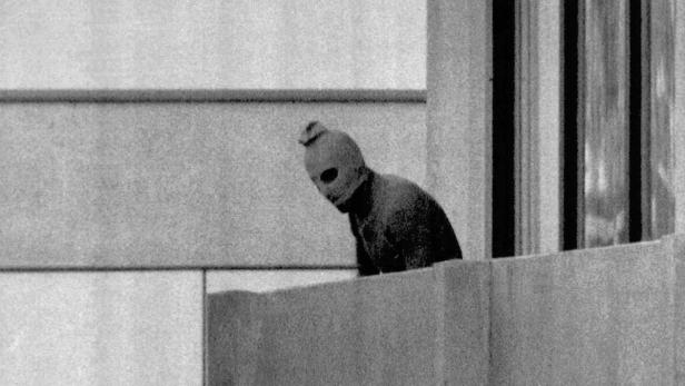 dapdFILE - A Sept. 5, 1972 file photo shows a member of the Palestinian terrorist group who seized members of the Israeli Olympic team at their quarters at the Munich Olympic Village as the person appears with a hood over his face on the balcony of the vi Ein Terrorist ist noch am Leben