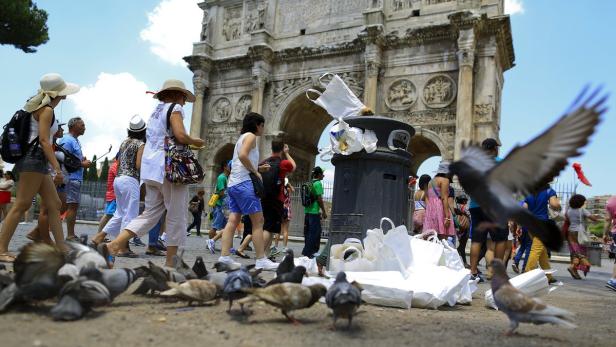 Müll, wohin man blickt, auch vor dem Konstantin-Bogen in Rom