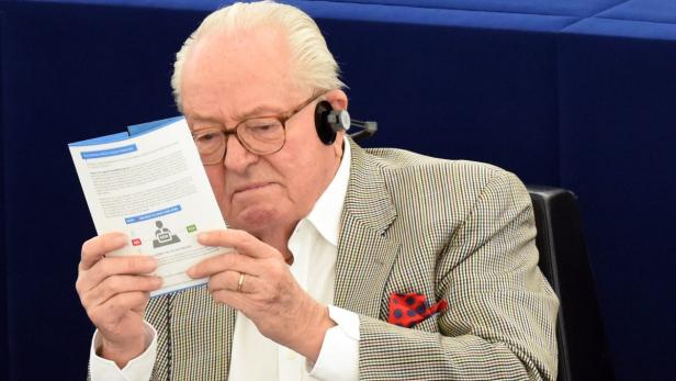 Jean-Marie Le Pen liest ein Dokument mit der Aufschrift „Vote on MSR to save our jobs“.