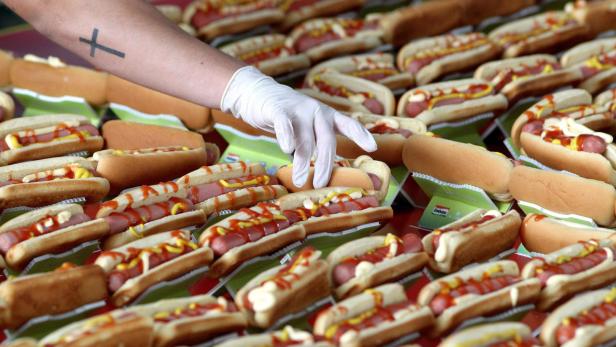 Neuer Weltrekord: 10.000 Weckerl für längste Hot-Dog-Schlange