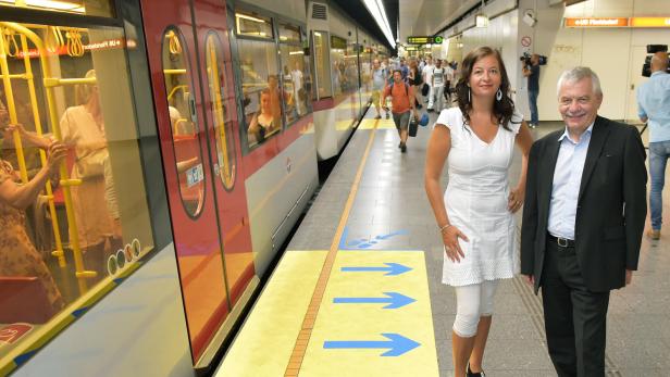 Sima und Steinbauer beim Probewarten auf die U-Bahn.