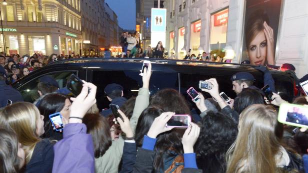 Justin Bieber wird von knapp 300 Fans vor dem Hotel Sacher in Wien erwartet.