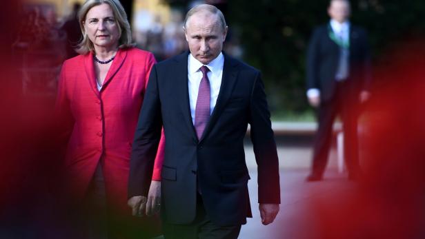 "Despot ist nie privat": Harsche Kritik an Putin-Visite bei Kneissl