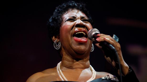FILE PHOTO -  Singer Aretha Franklin performing at the Candie's Foundation 10th anniversary Event to Prevent benefit New York