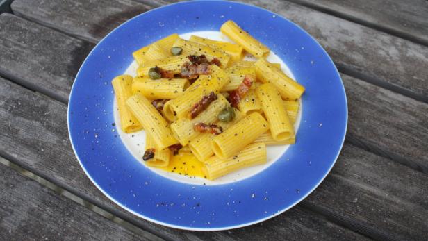 Pasta mit Speck und Ei