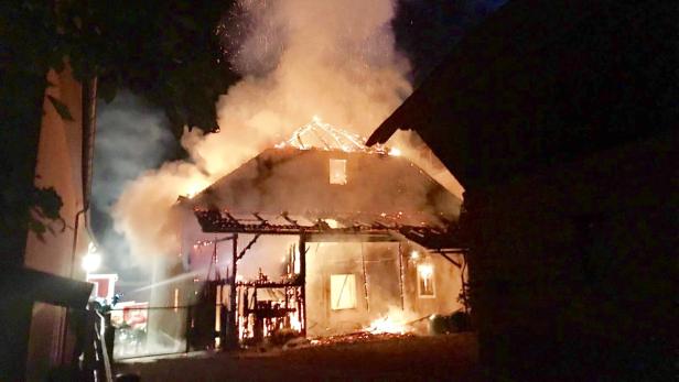 Bezirk Amstetten: Drei Verletzte bei nächtlichem Wohnhausbrand