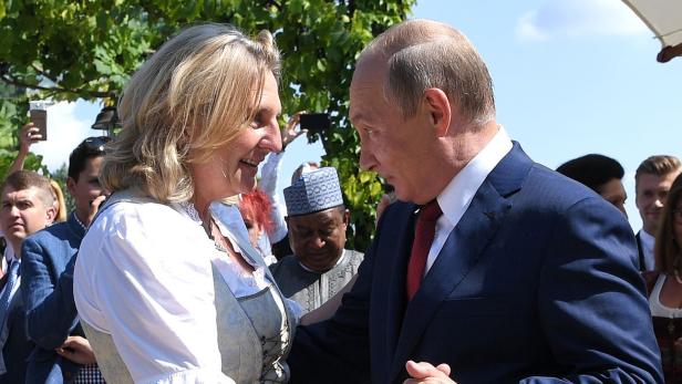 Ein Tänzchen mit Außenministerin Kneissl