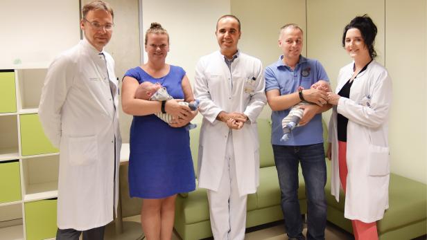 Prof. Rüdiger, Cahit Birdir und Prof. Wimberger (v. li.) haben Kathleen und Thomas Roll geholfen, damit ihre Zwillinge gesund zur Welt kommen