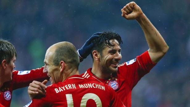 Bayern Munich&#039;s Claudio Pizarro (R) and Arjen Robben celebrate a goal against HSV Hamburg during their German Bundesliga first division soccer match in Munich March 30, 2013. REUTERS/Michael Dalder(GERMANY - Tags: SPORT SOCCER) DFL RULES TO LIMIT THE ONLINE USAGE DURING MATCH TIME TO 15 PICTURES PER GAME. IMAGE SEQUENCES TO SIMULATE VIDEO IS NOT ALLOWED AT ANY TIME. FOR FURTHER QUERIES PLEASE CONTACT DFL DIRECTLY AT + 49 69 650050