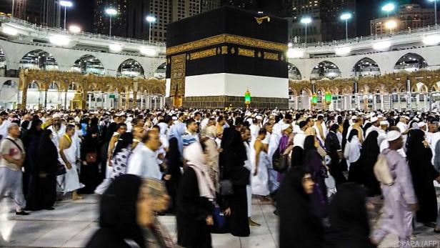 Umrundung der Kaaba im Hof der Großen Moschee
