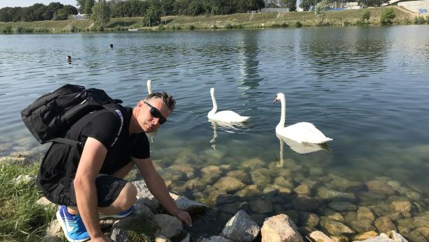 Gregor Ludick sammelt Müll am Ufer der Neuen