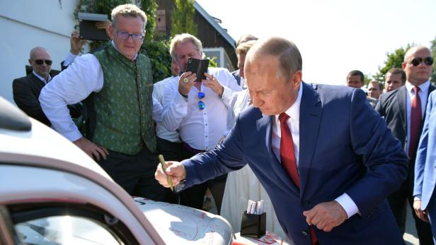 Ein Herz für das Brautpaar: Putin signierte Käfer von Köhrer (Bildmitte, mit Handy)