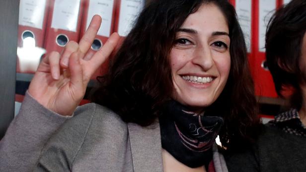 German journalist Mesale Tolu flashes a V-sign during a news conference in Istanbul