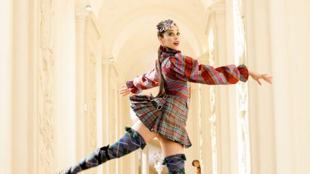 Choreografie in britischen Designerklamotten: Vivienne Westwood kleidete die Tänzer ein.