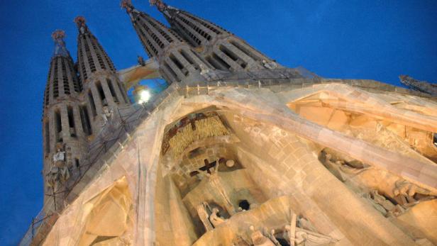 Detailaufnahme der Sagrada Familia in Barcelona bei Nacht.