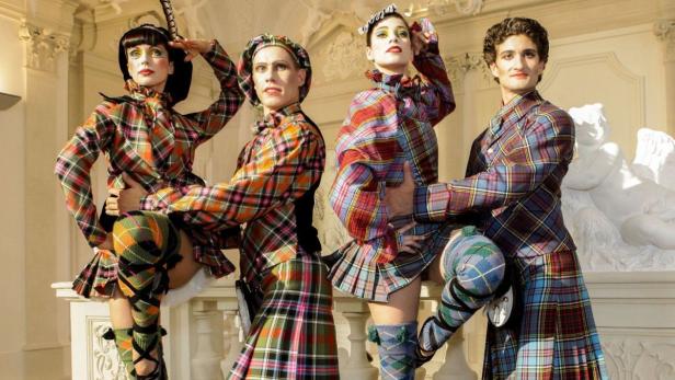 Die britische „Queen of Punk“ Vivienne Westwood (72) schneidert die Kleider für die Ballett-Tänzer des Neujahrskonzerts 2014.