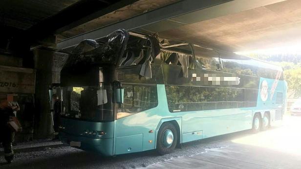 Doppeldeckerbus blieb unter Eisenbahnbrücke in Wien stecken