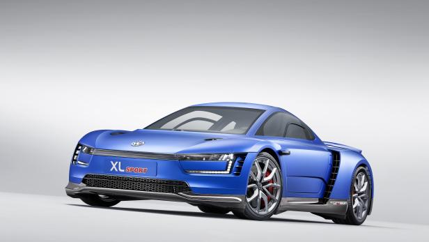 Der blaue Volkswagen XL Sport steht vor einem neutralen Hintergrund.