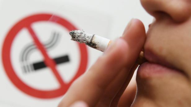 Auf dem Schulhof gilt nun auch für Lehrer: „Rauchen verboten“