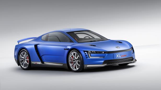 Ein blauer VW XL Sport steht vor einem neutralen Hintergrund.
