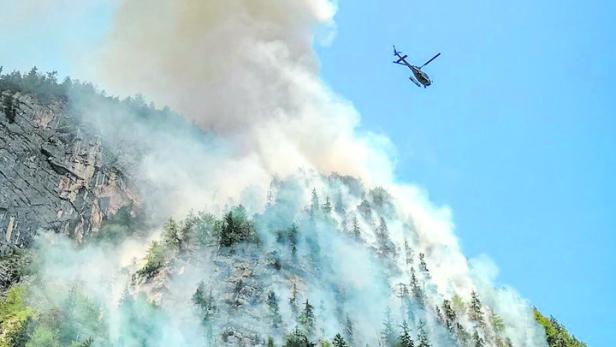 Brand wurde auch Mittwoch mit Hilfe von vier Hubschraubern bekämpft