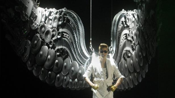 Justin Bieber trägt Flügel aus Musikinstrumenten während eines Auftritts.