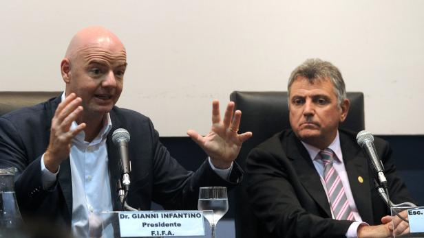 Gianni Infantino (li.) mit dem zurückgetretenen AUF-Präsidenten Wilmar Valdez.
