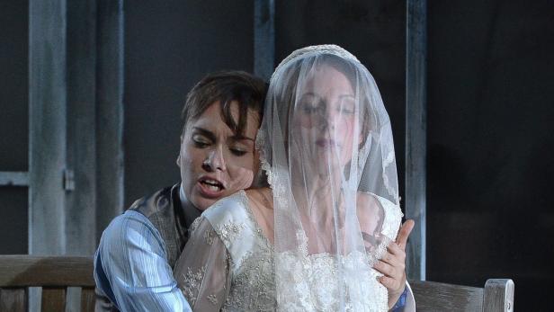 Margarita Gritskova (li.) als Cherubino, Anett Fritsch als Gräfin