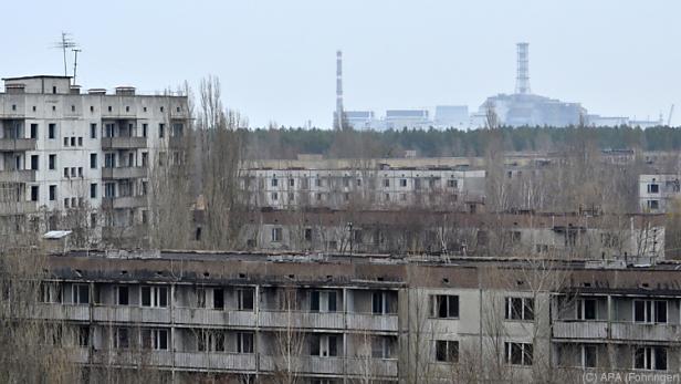 Blick von der Geisterstadt Pripyat auf das Atomkraftwerk Tschernobyl