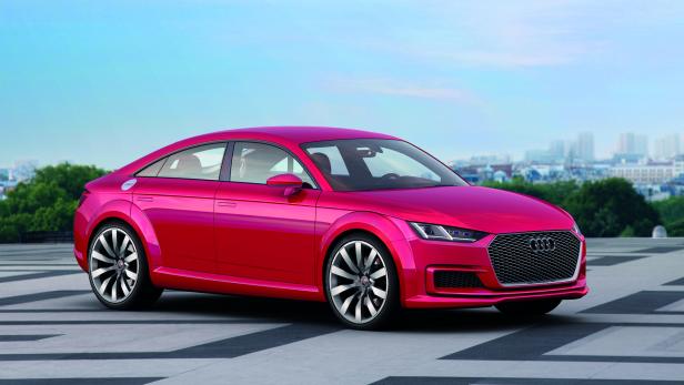 Ein roter Audi TT steht vor einer Stadtkulisse.