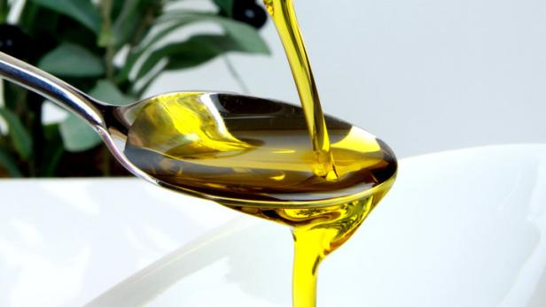 Olivenöl auf einem Löffel