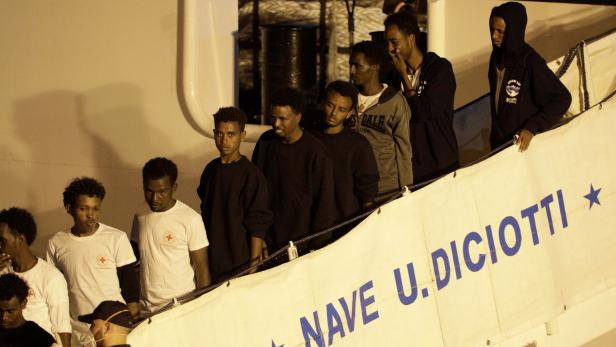 "Diciotti": Vier mutmaßliche Schlepper unter Migranten festgenommen