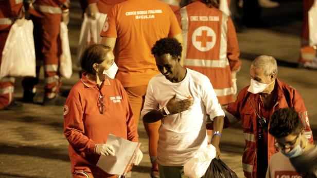 Ein Passagier der &quot;Diciotti&quot; wird Sonntagnacht vom Roten Kreuz versorgt.