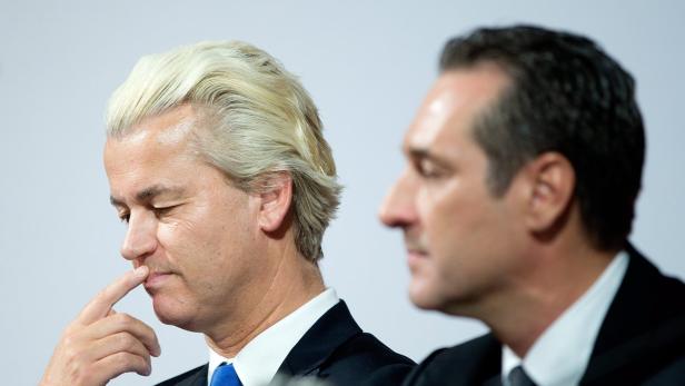 Geert Wilders bei einer Veranstaltung, nachdenklich mit dem Finger am Kinn.