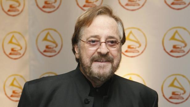Music producer Phil Ramone arrives at the 2006 Latin Recording Academy &quot;Person of The Year&quot; event honoring Ricky Martin in New York in this November 1, 2006 file photo. Ramone, who won 14 Grammy Awards and worked with stars like Billy Joel, Tony Bennett, Ray Charles and Paul Simon, died in Manhattan March 30, 2013 according to reports. He was 79. REUTERS/Lucas Jackson/Files (UNITED STATES - Tags: ENTERTAINMENT PROFILE)