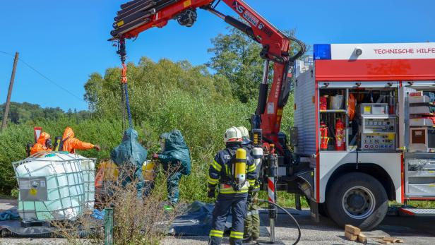 OÖ: Feuerwehr-Großaufgebot nach Lkw-Unfall mit Gefahrengut