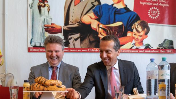 Die SPÖ-Politiker Ludwig und Kern lächeln den Richtungsstreit beim Frühstück weg