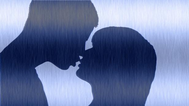 Die Silhouette eines Paares, das sich küsst, vor einem metallisch blauen Hintergrund.