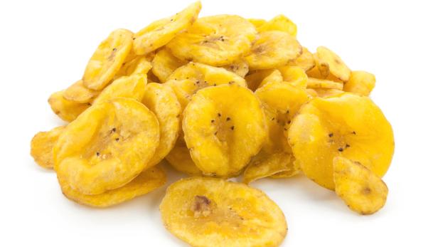 Bananenchips. So mancher greift statt Schokolade und Popcorn lieber zur &quot;gesunden&quot; Alternative Bananenchips. Immerhin werden die aus einem Obst hergestellt. Davon ist allerdings nicht mehr viel übrig, nachdem die frischen Bananen verarbeitet wurden.