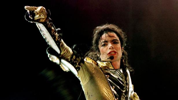Der „King of Pop“ in Uniform: Im Jahr 1997 bei einem Konzert in Wien