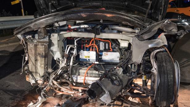 Beim Crash eines 17-Jährigen in Linz wurde Hochvoltanlage eines Tesla freigelegt