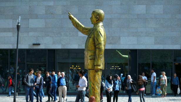 Erdogan-Statue in Wiesbaden wird abgebaut