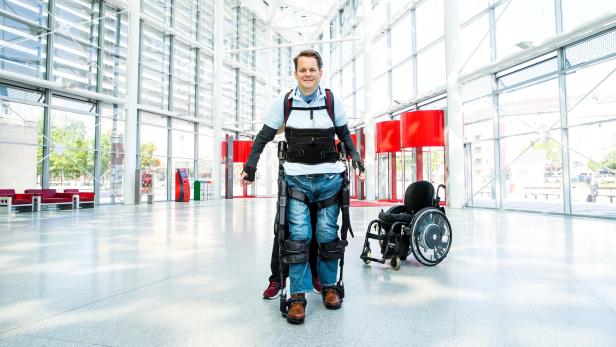 Exoskelett: So können Menschen mit Lähmung wieder gehen